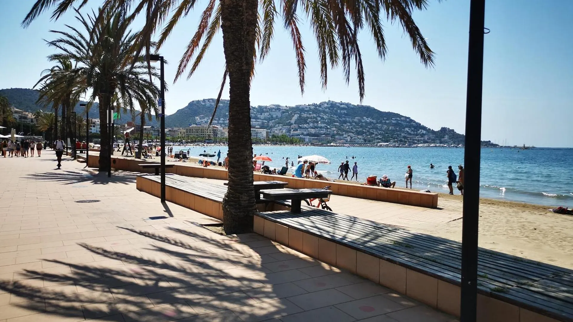 Apartment Spacieux Appartement Rose Front Mer Et Piscine Roses Spain